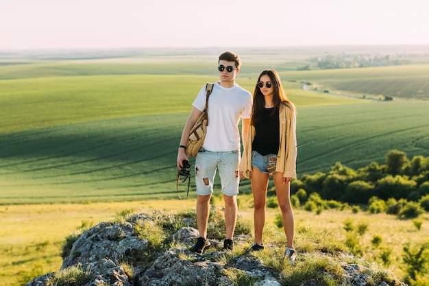 Portrait, de, a, jeune couple, debout, sur, rocher