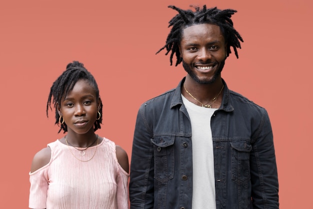 Portrait de jeune couple avec des dreadlocks afro