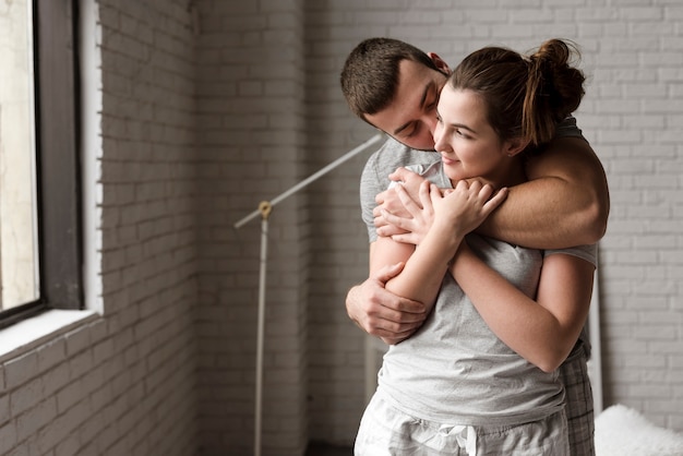 Portrait De Jeune Couple Ensemble Amoureux