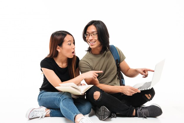 Portrait d'un jeune couple d'étudiants asiatiques excités