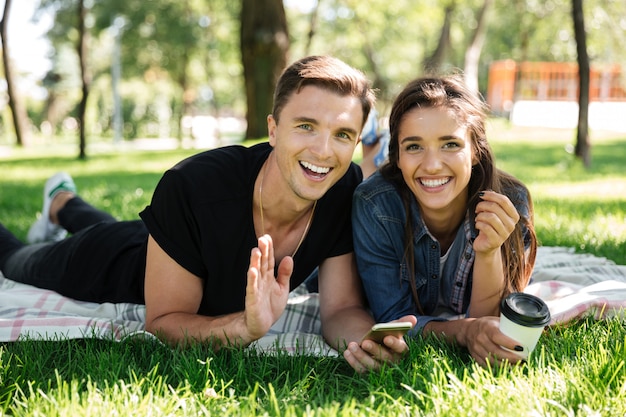 Portrait de jeune couple heureux, boire du café