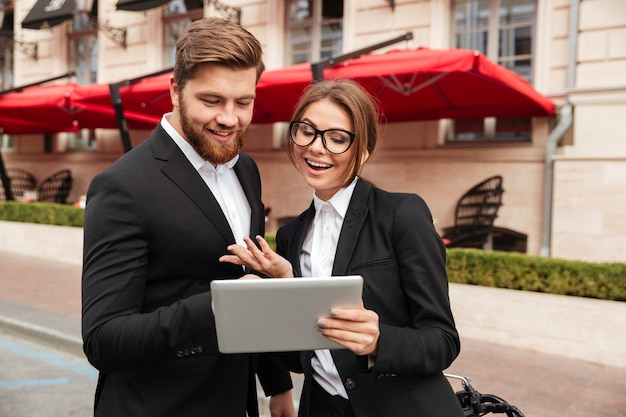 Portrait d'un jeune couple heureux dans des vêtements intelligents