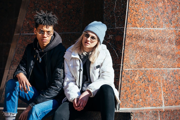 Portrait de jeune couple interracial élégant, regardant la caméra