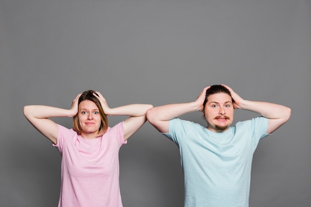 Portrait, jeune, couple, mains, tête, mal tête