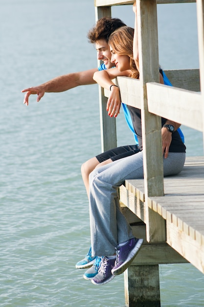 Portrait de jeune couple regardant l&#39;horizon