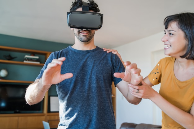 Portrait De Jeune Couple S'amusant Ensemble Et Jouant à Des Jeux Vidéo Avec Des Lunettes Vr Tout En Restant à La Maison. Nouveau Concept De Mode De Vie Normal.