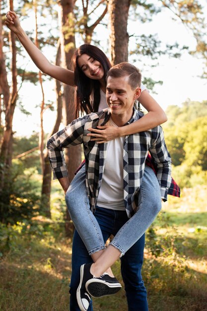 Portrait de jeune couple s'amusant ensemble