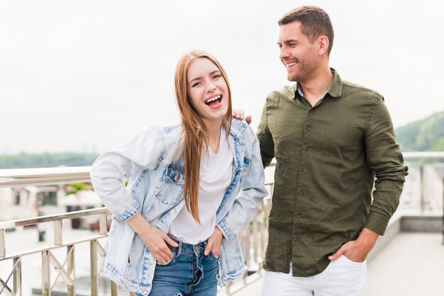 Portrait, de, jeune couple, s&#39;amuser, dehors