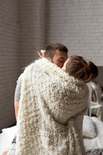 Portrait de jeune couple s'embrassant