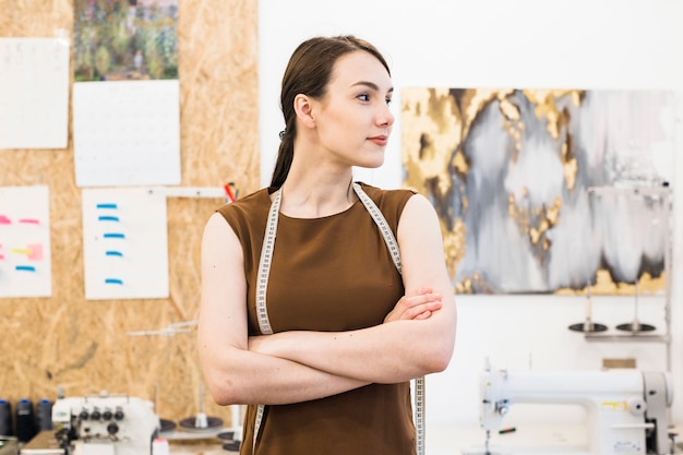 Portrait d'une jeune designer avec les mains jointes