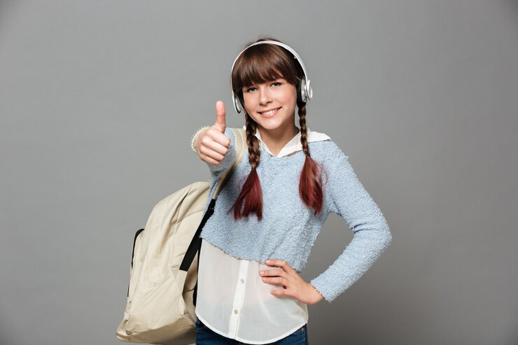 Photo gratuit portrait d'une jeune écolière joyeuse avec sac à dos