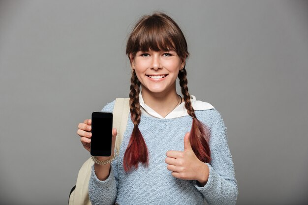 Portrait d'une jeune écolière joyeuse