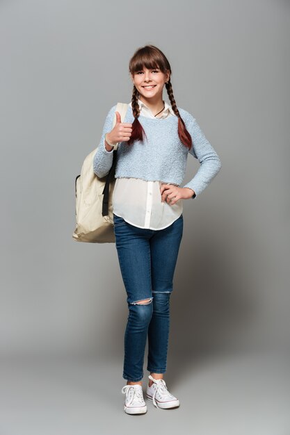 Portrait d'une jeune écolière avec sac à dos