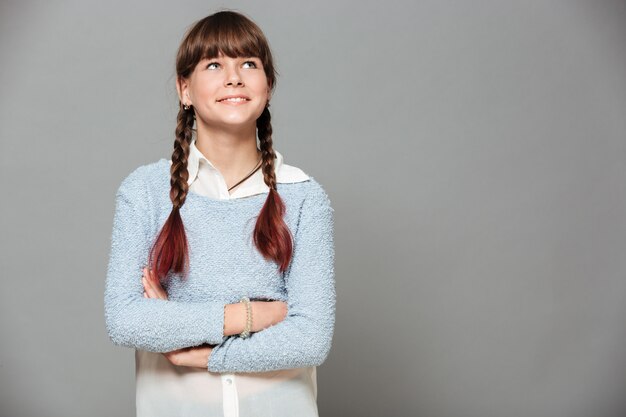 Portrait d'une jeune écolière souriante