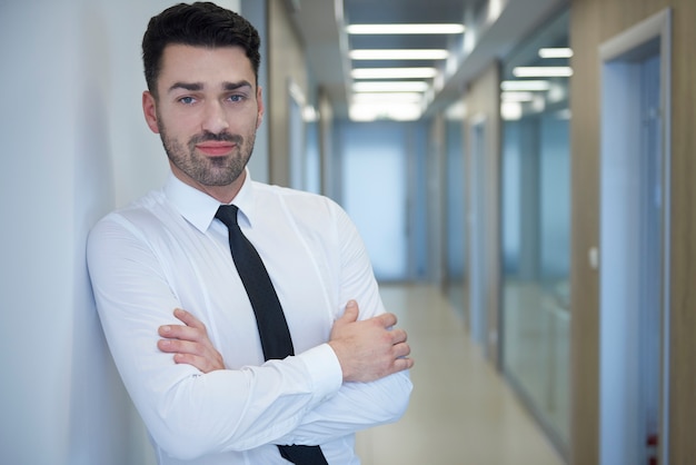 Portrait de jeune employé de bureau songeur