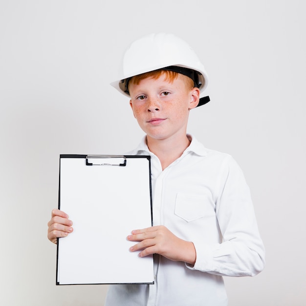 Photo gratuite portrait de jeune enfant avec casque