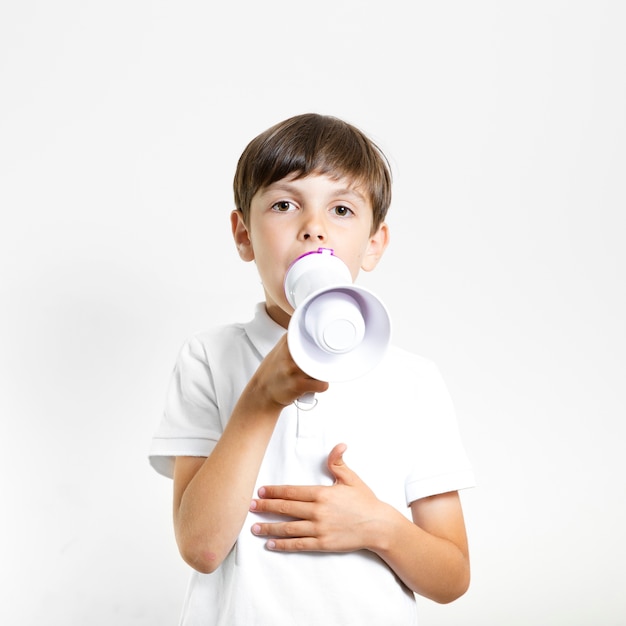 Portrait de jeune enfant mignon