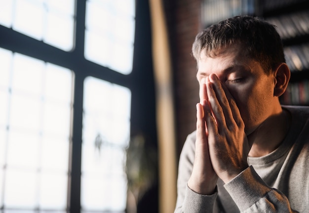 Portrait de jeune entrepreneur fatigué