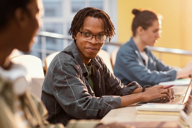 Portrait de jeune étudiant en classe