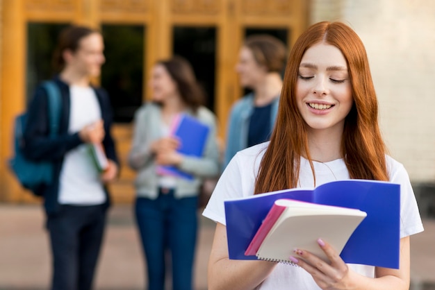 Photo gratuite portrait de jeune étudiant lisant