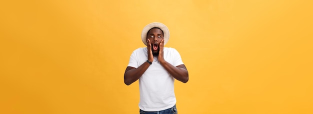 Photo gratuite portrait d'un jeune étudiant à la peau sombre surpris portant un t-shirt gris décontracté regardant l'esprit de la caméra