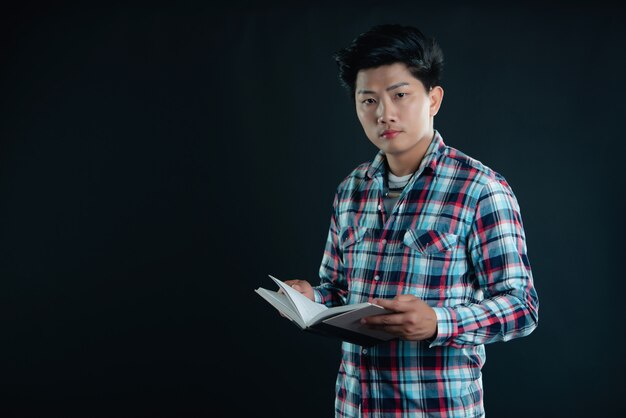 Portrait de jeune étudiante souriante avec des livres