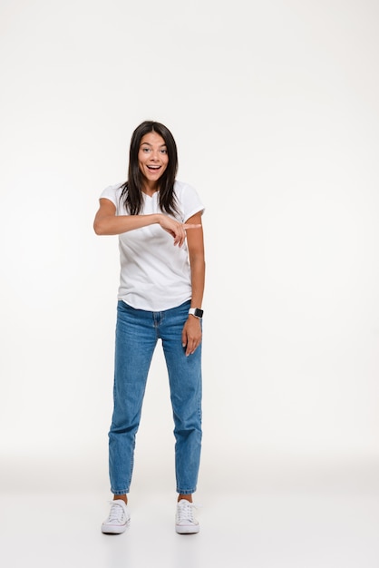 Portrait, jeune, excité, femme, debout