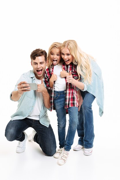 Portrait d'une jeune famille joyeuse