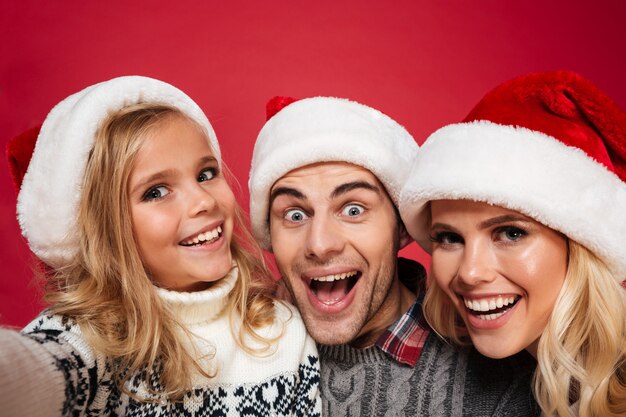 Portrait d'une jeune famille joyeuse