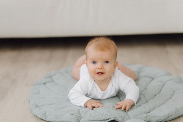 Photo gratuite portrait d'une jeune famille