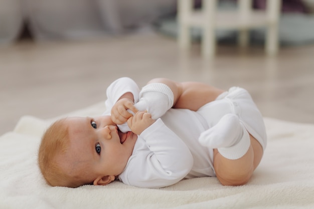 Bebe Nouveau Ne Age De Deux Semaines Dormant Sur Un Ours En Peluche Photo Premium