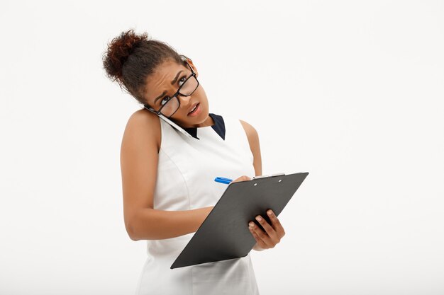 Portrait de jeune femme d'affaires africaine réussie sur blanc