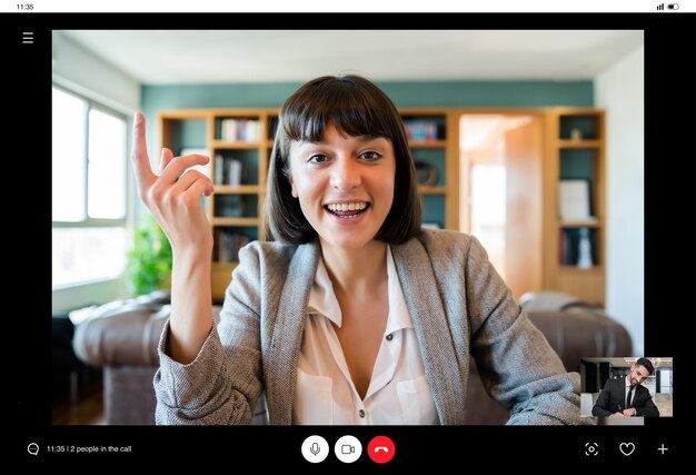 Portrait de jeune femme d'affaires sur appel vidéo de la maison