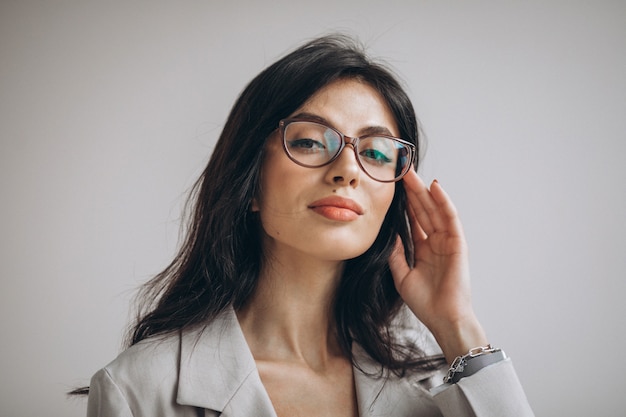 Portrait d'une jeune femme d'affaires au bureau