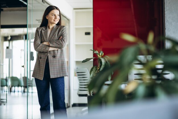 Portrait de jeune femme d'affaires au bureau