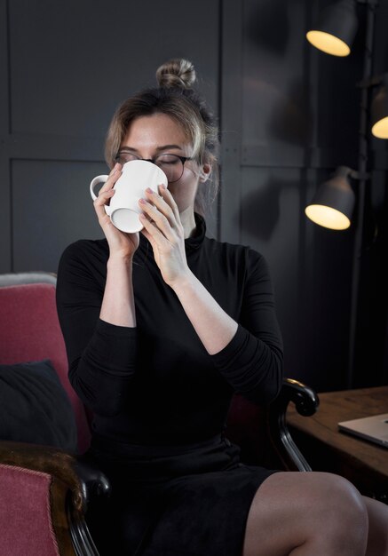 Portrait, jeune, femme affaires, avoir, café