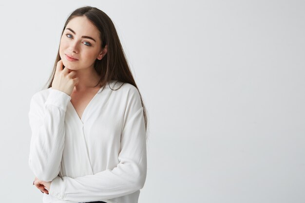 Portrait de jeune femme d'affaires belle souriant visage touchant.