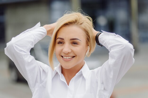 Portrait d'une jeune femme d'affaires blonde souriante