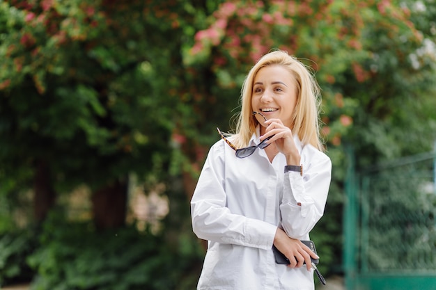 Portrait d'une jeune femme d'affaires blonde souriante