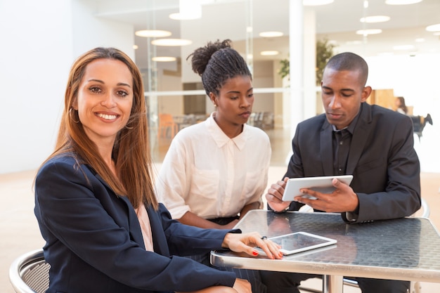 Portrait de jeune femme d&#39;affaires avec des collègues