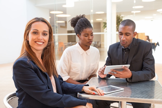 Photo gratuite portrait de jeune femme d'affaires avec des collègues