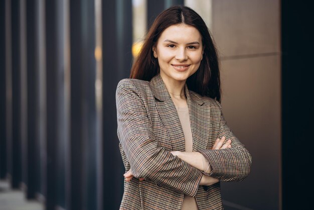 Portrait d'une jeune femme d'affaires debout dans un immeuble de bureaux