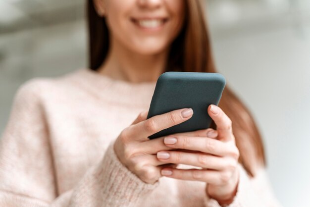 Portrait jeune femme d'affaires avec mobile