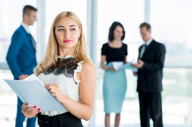 Portrait d&#39;une jeune femme d&#39;affaires munies de documents