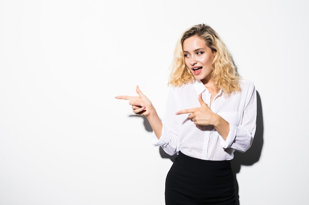 Portrait, de, jeune femme affaires, pointage, côté, blanc, mur