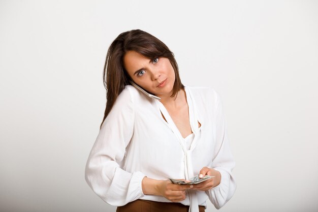 Portrait de jeune femme d'affaires prospère sur fond blanc