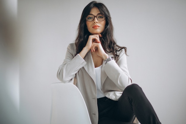 Portrait, jeune, femme affaires, séance, bureau