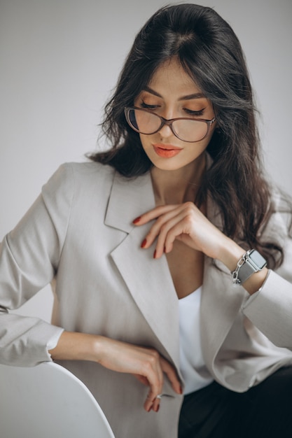 Portrait, jeune, femme affaires, séance, bureau