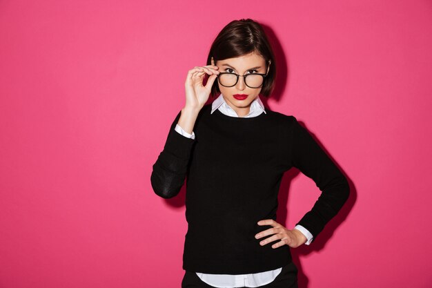 Portrait d'une jeune femme d'affaires sérieuse à lunettes