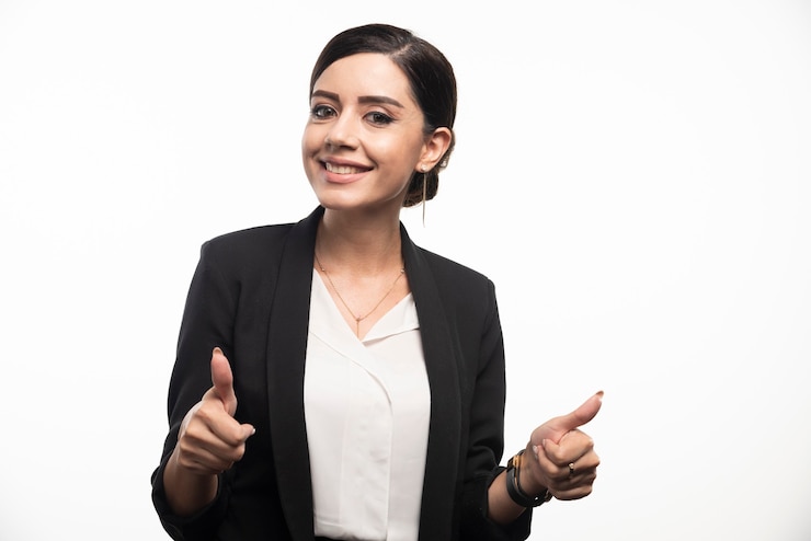 Photo gratuit portrait de jeune femme d'affaires souriante montrant les pouces vers le haut.